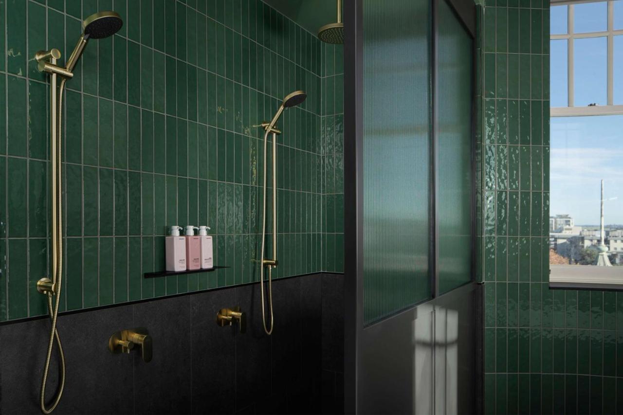 Qt Newcastle Otel Dış mekan fotoğraf Bathroom with shower