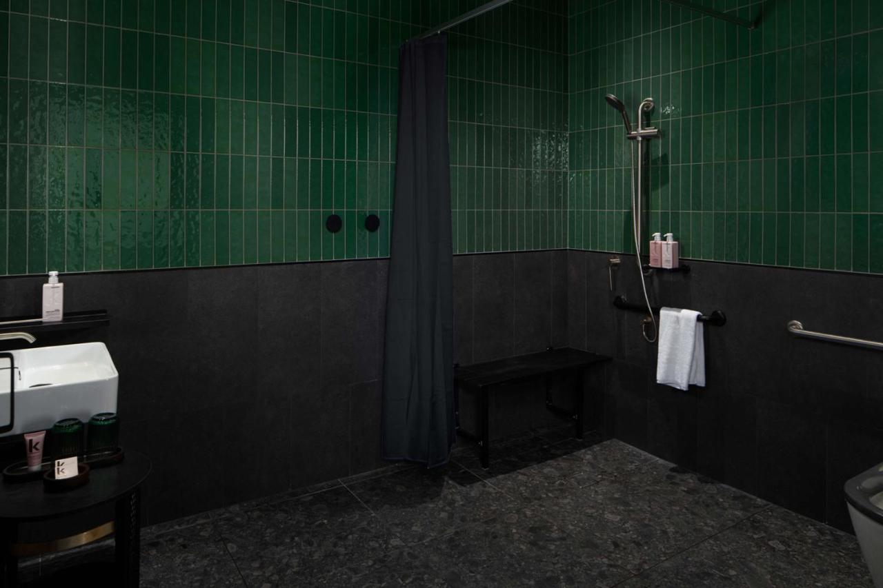 Qt Newcastle Otel Dış mekan fotoğraf A shower with a shower curtain