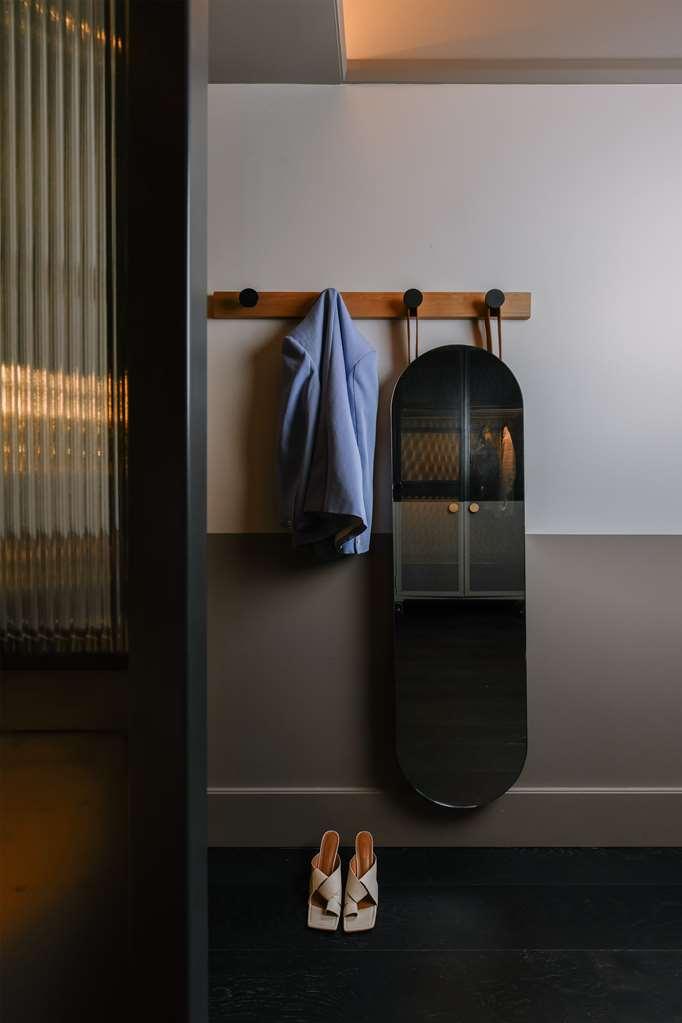 Qt Newcastle Otel Oda fotoğraf A coat rack
