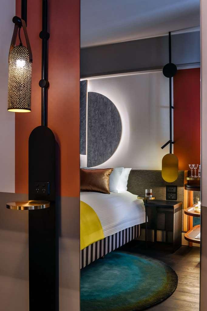 Qt Newcastle Otel Oda fotoğraf A room at the hotel