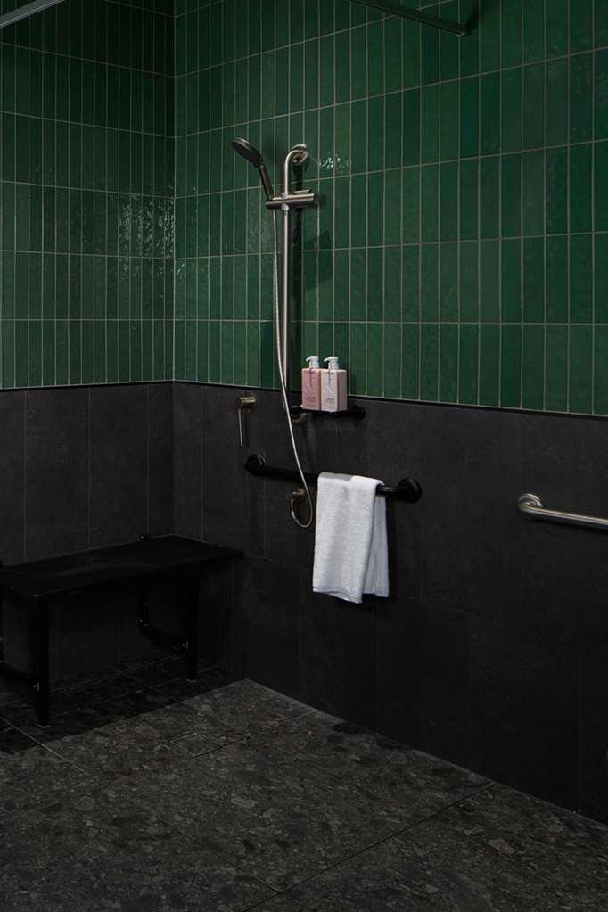 Qt Newcastle Otel Dış mekan fotoğraf A shower in a Japanese onsen